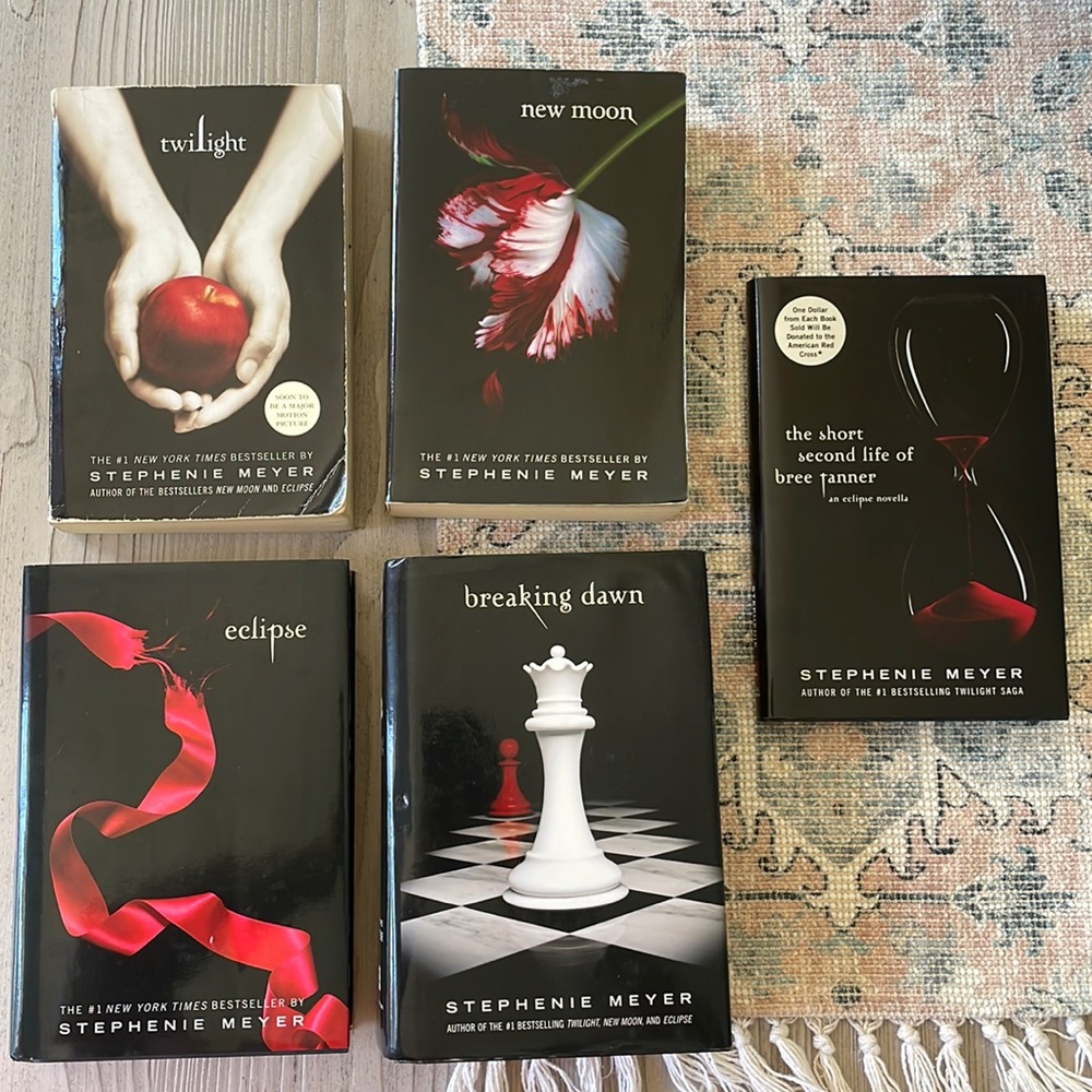 4 Twilight Saga books + first print The Short Second Life of Bree Tanner novella